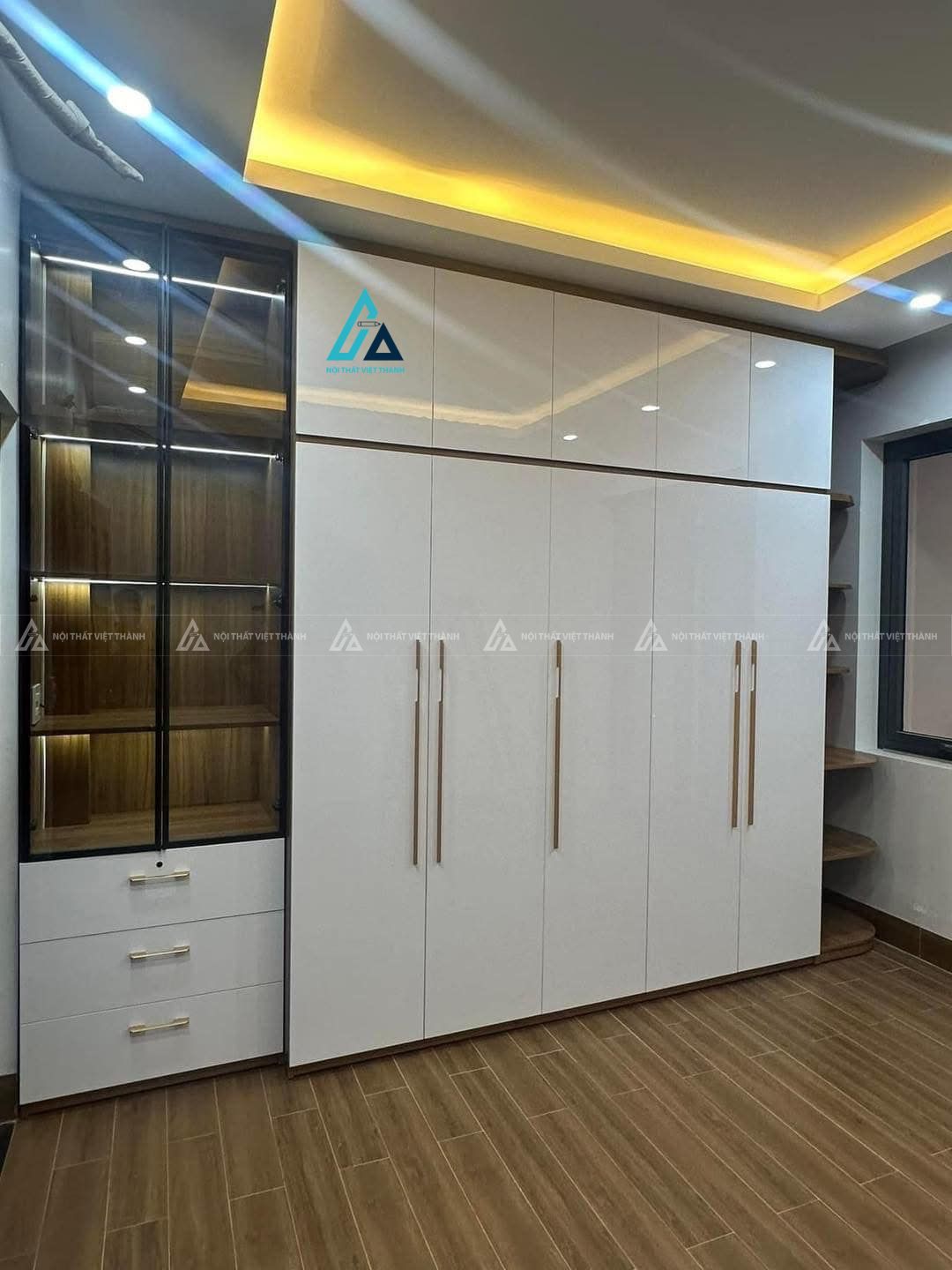 Mẫu thiết kế tủ quần áo cánh kính gỗ công nghiệp trắng kịch trần