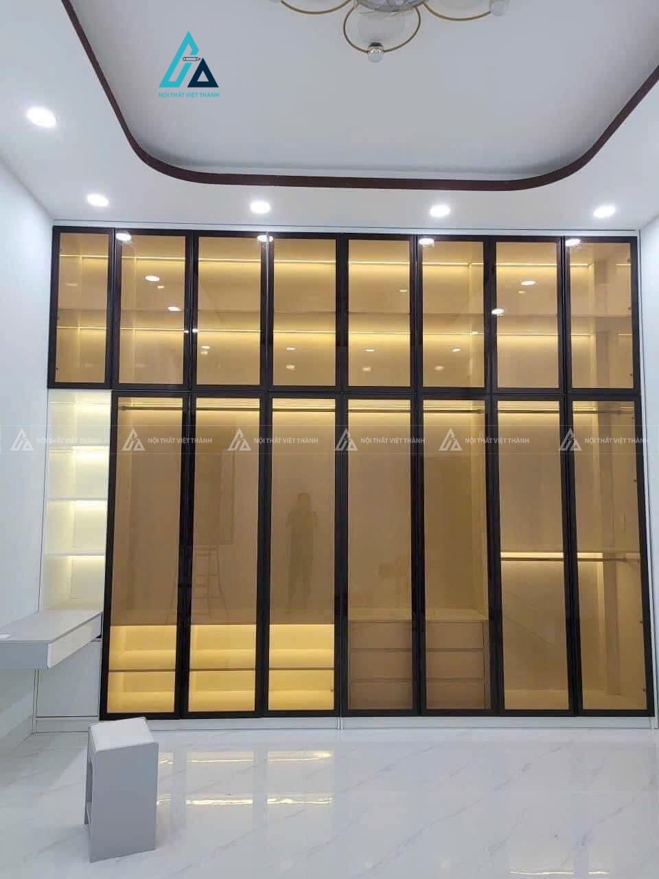 Mẫu thiết kế tủ quần áo cánh kính kịch trần kèm bàn trang điểm