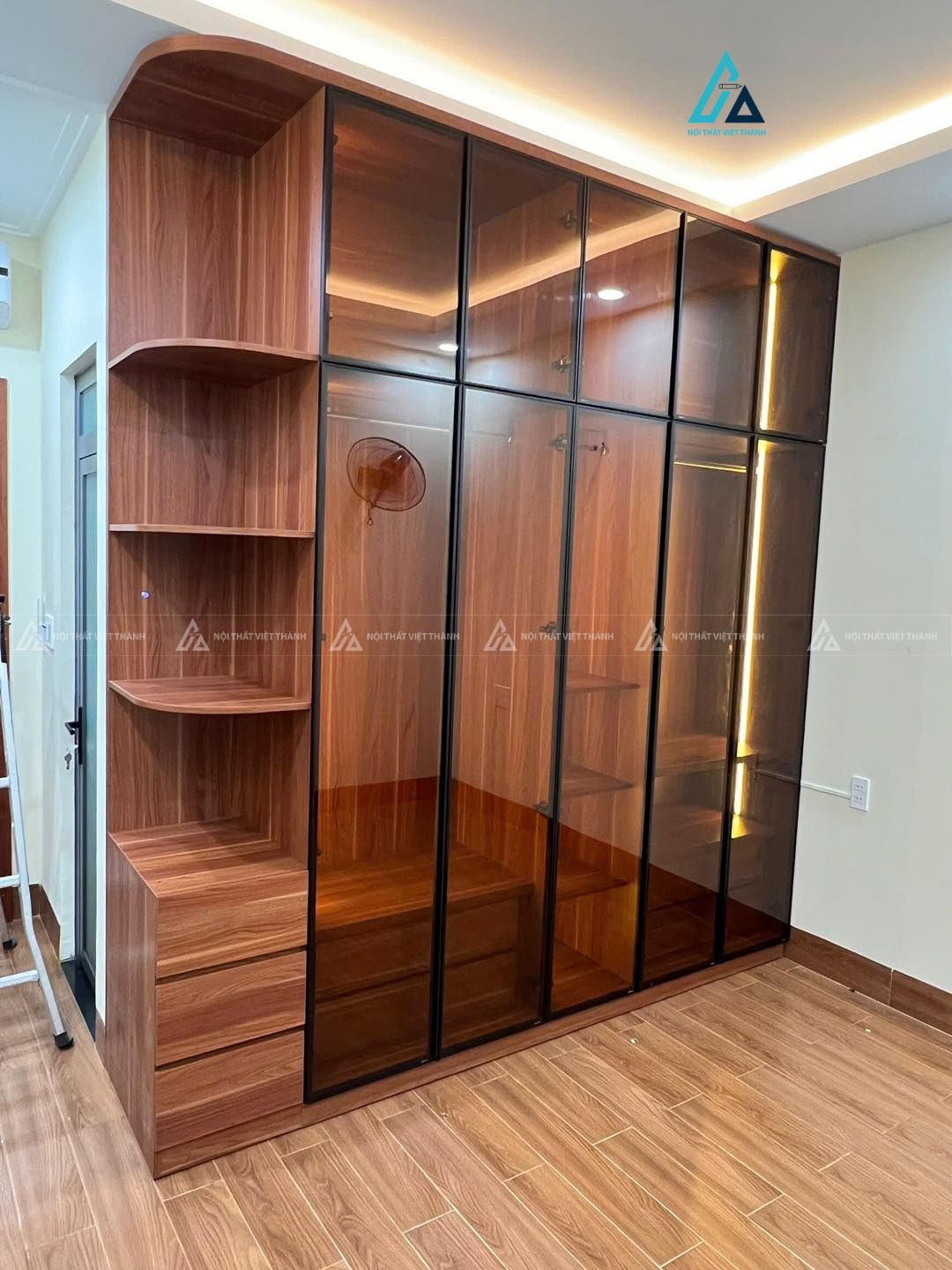 Mẫu thiết kế tủ quần áo cánh kính gỗ công nghiệp nâu