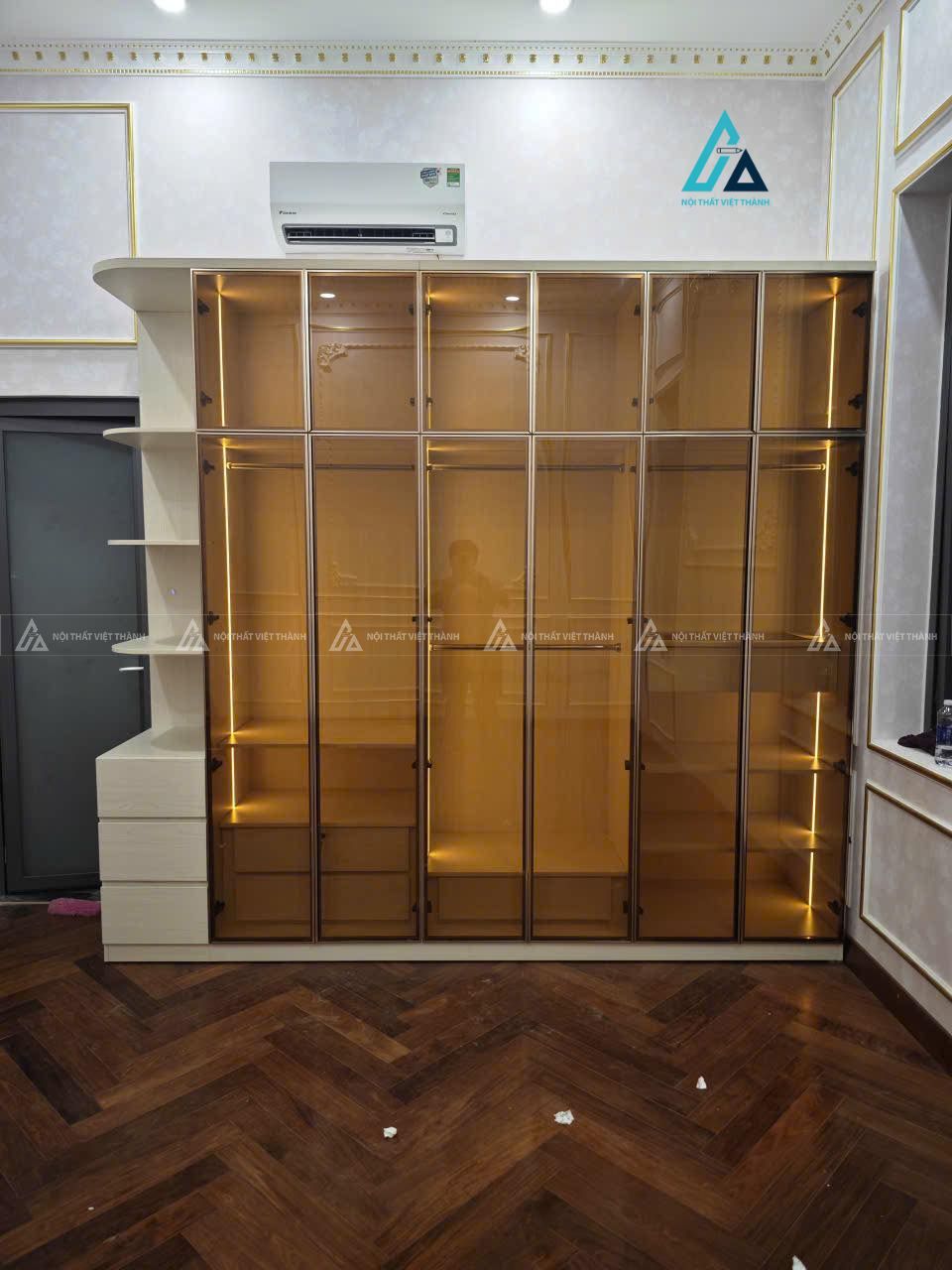Mẫu thiết kế tủ quần áo cánh kính gỗ công nghiệp be có kệ trang trí