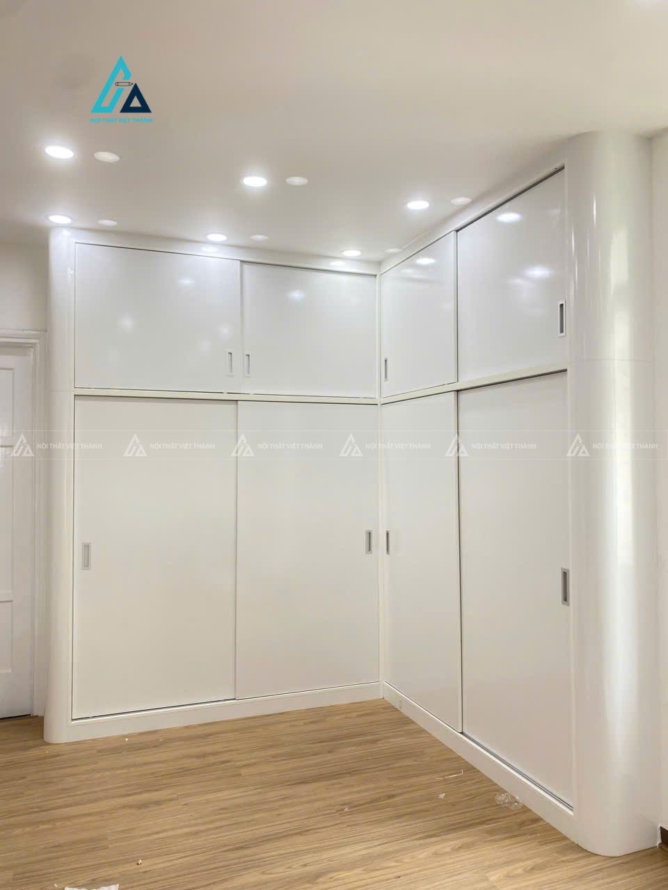 Mẫu thiết kế tủ quần áo cửa lùa trắng kịch trần chữ L