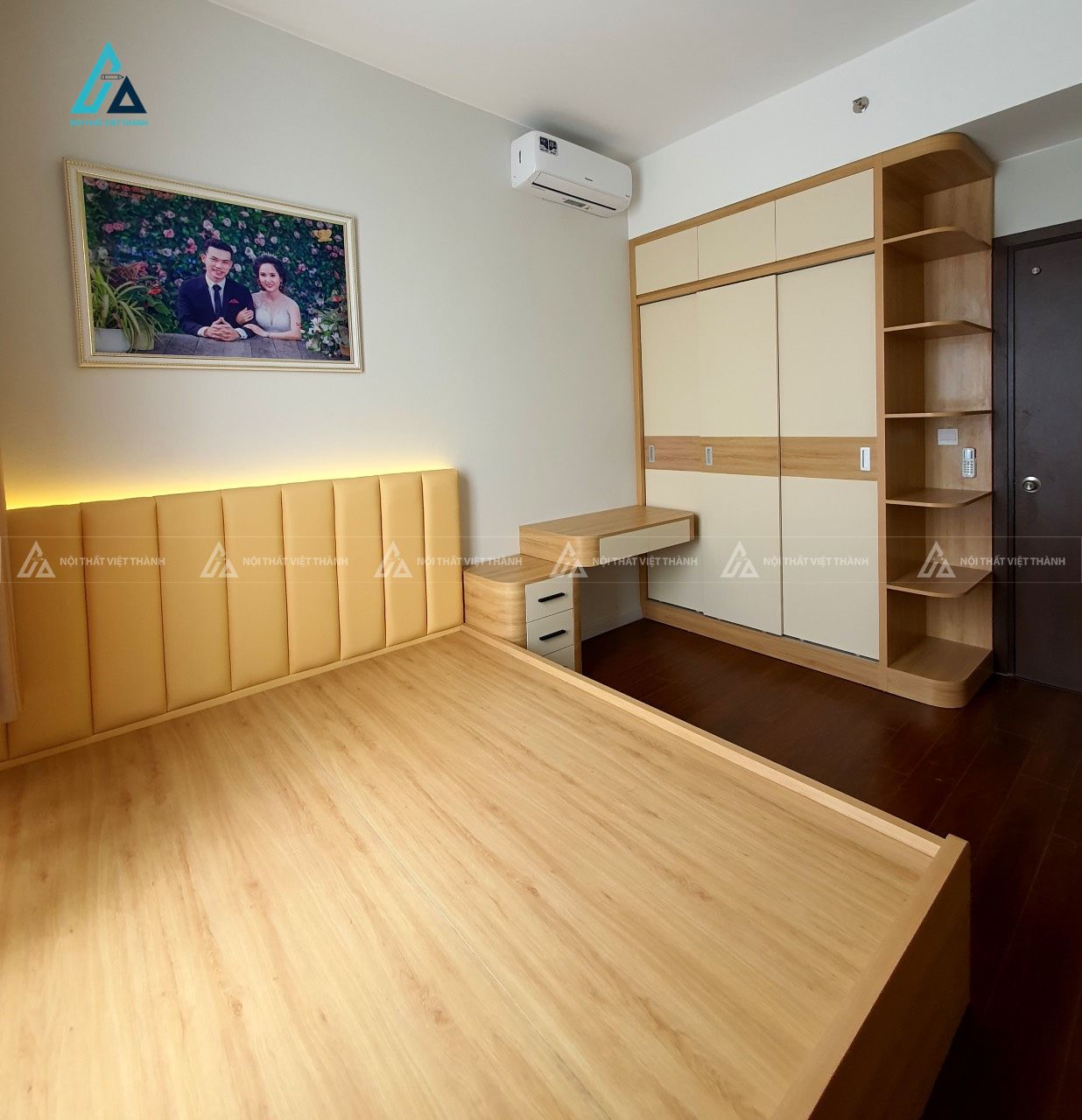 Mẫu thiết kế tủ quần áo cửa lùa kết hợp bàn trang điểm