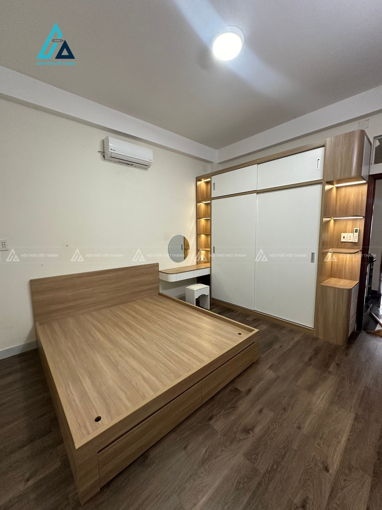 Mẫu thiết kế tủ quần áo cửa lùa trắng có kệ trang trí