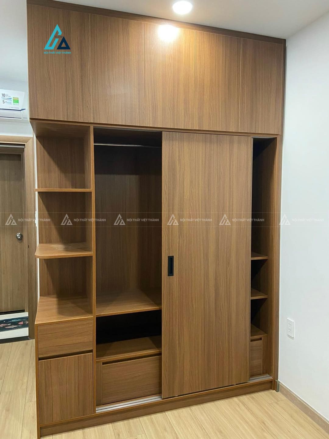 Mẫu thiết kế tủ quần áo cửa lùa gỗ công nghiệp nâu kịch trần