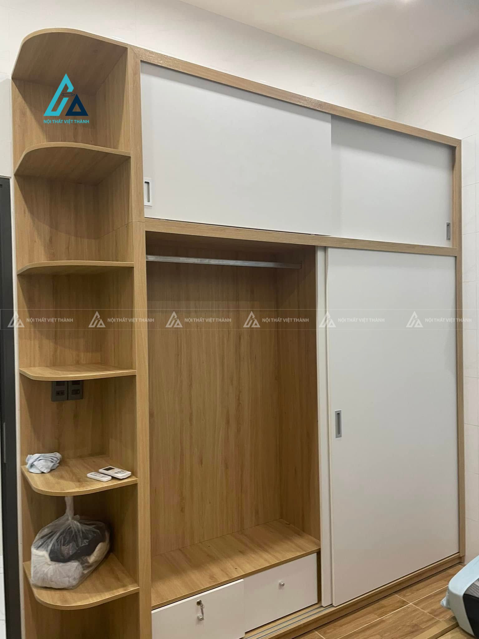 Mẫu thiết kế tủ quần áo cửa lùa gỗ công nghiệp vàng trắng