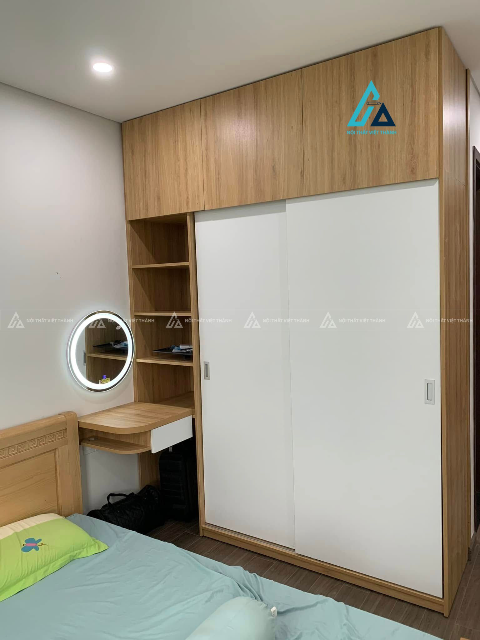 Mẫu thiết kế tủ quần áo cửa lùa kết hợp bàn trang điểm kịch trần