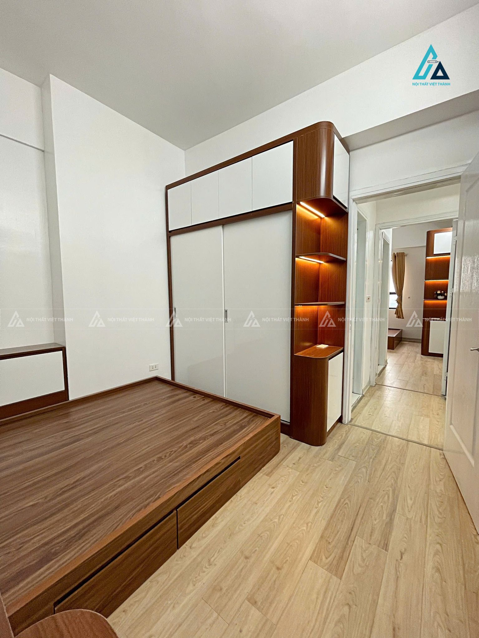 Mẫu thiết kế tủ quần áo cửa lùa gỗ công nghiệp nâu trắng