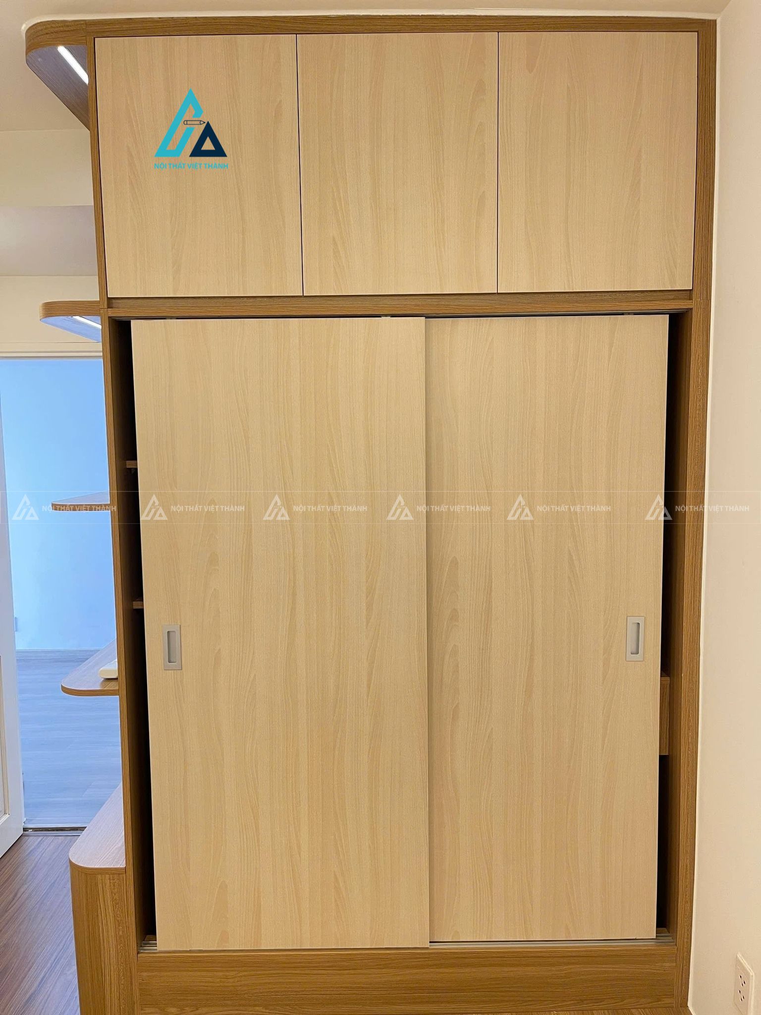 Mẫu thiết kế tủ quần áo cửa lùa vân gỗ vàng 2 cánh
