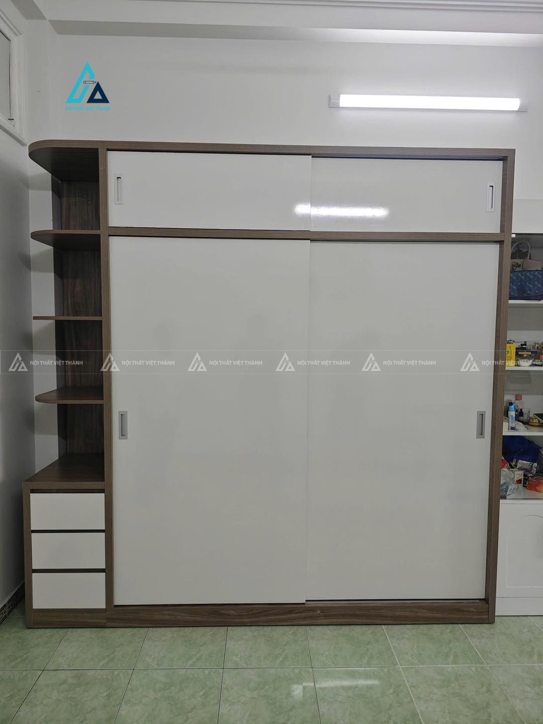 Mẫu thiết kế tủ quần áo cửa lùa gỗ công nghiệp nâu trắng