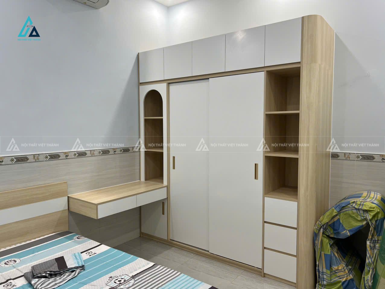 Mẫu thiết kế tủ quần áo cửa lùa vân gỗ vàng trắng kèm tab đầu giường