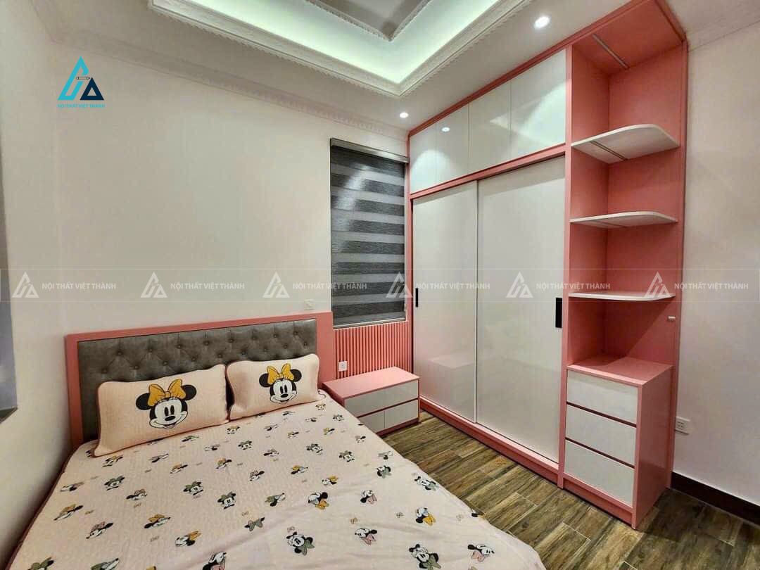 Mẫu thiết kế tủ quần áo cửa lùa kịch trần trắng hồng