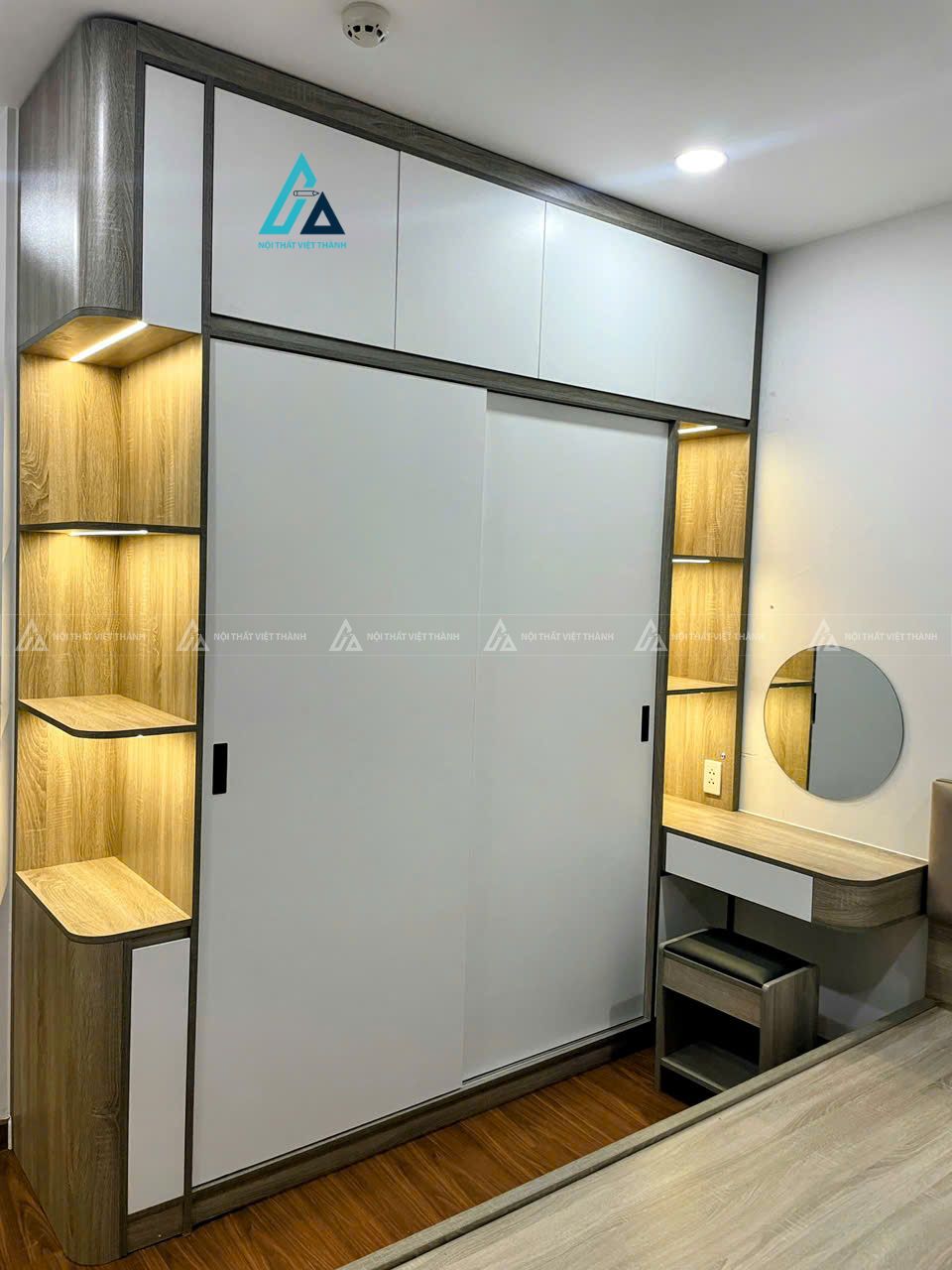 Mẫu thiết kế tủ quần áo cửa lùa trắng xám có đèn led