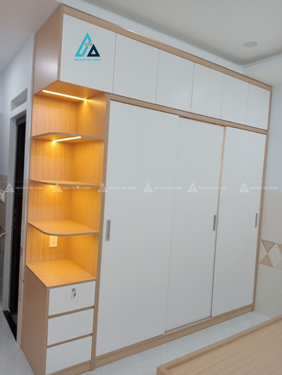 Mẫu thiết kế tủ quần áo cửa lùa trắng kết hợp đèn led