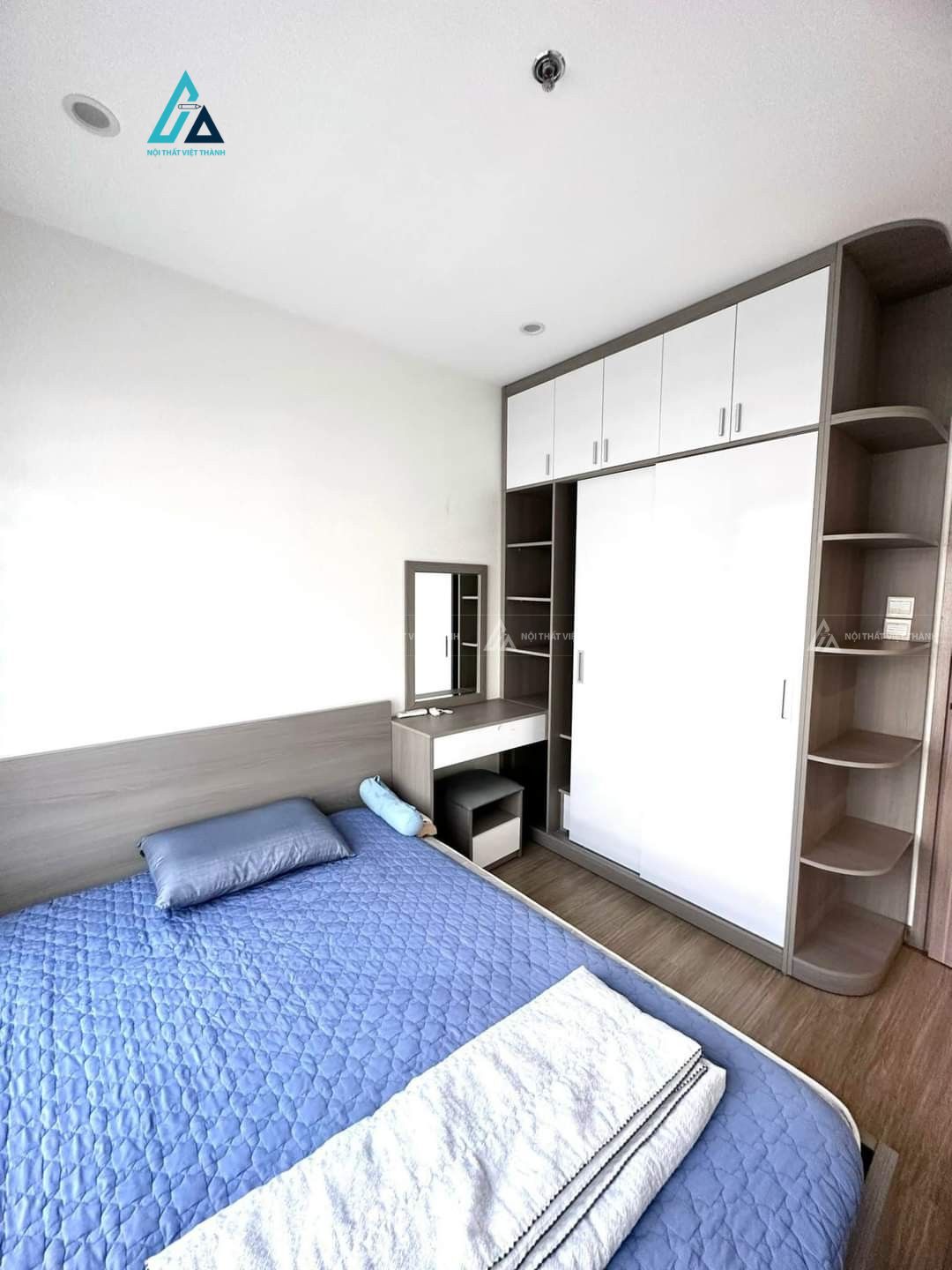 Mẫu thiết kế tủ quần áo cửa lùa nâu trắng kết hợp bàn trang điểm