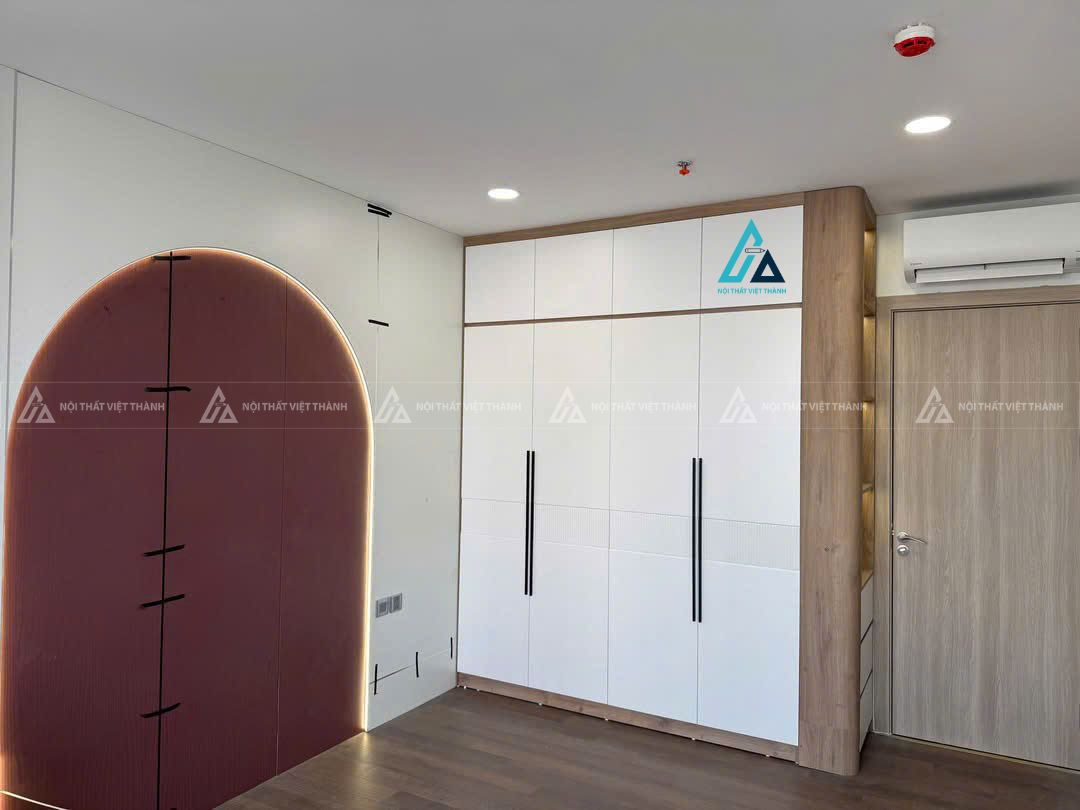 Mẫu thiết kế tủ quần áo gỗ công nghiệp trắng kịch trần có đèn led