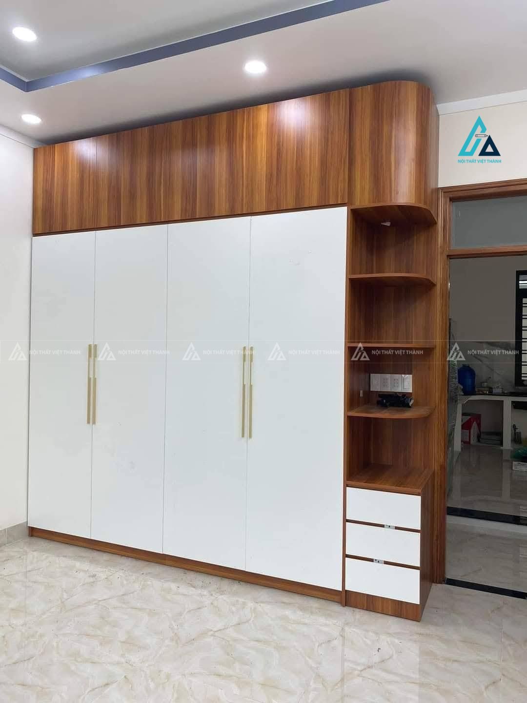 Mẫu thiết kế tủ quần áo gỗ công nghiệp nâu trắng có kệ trang trí