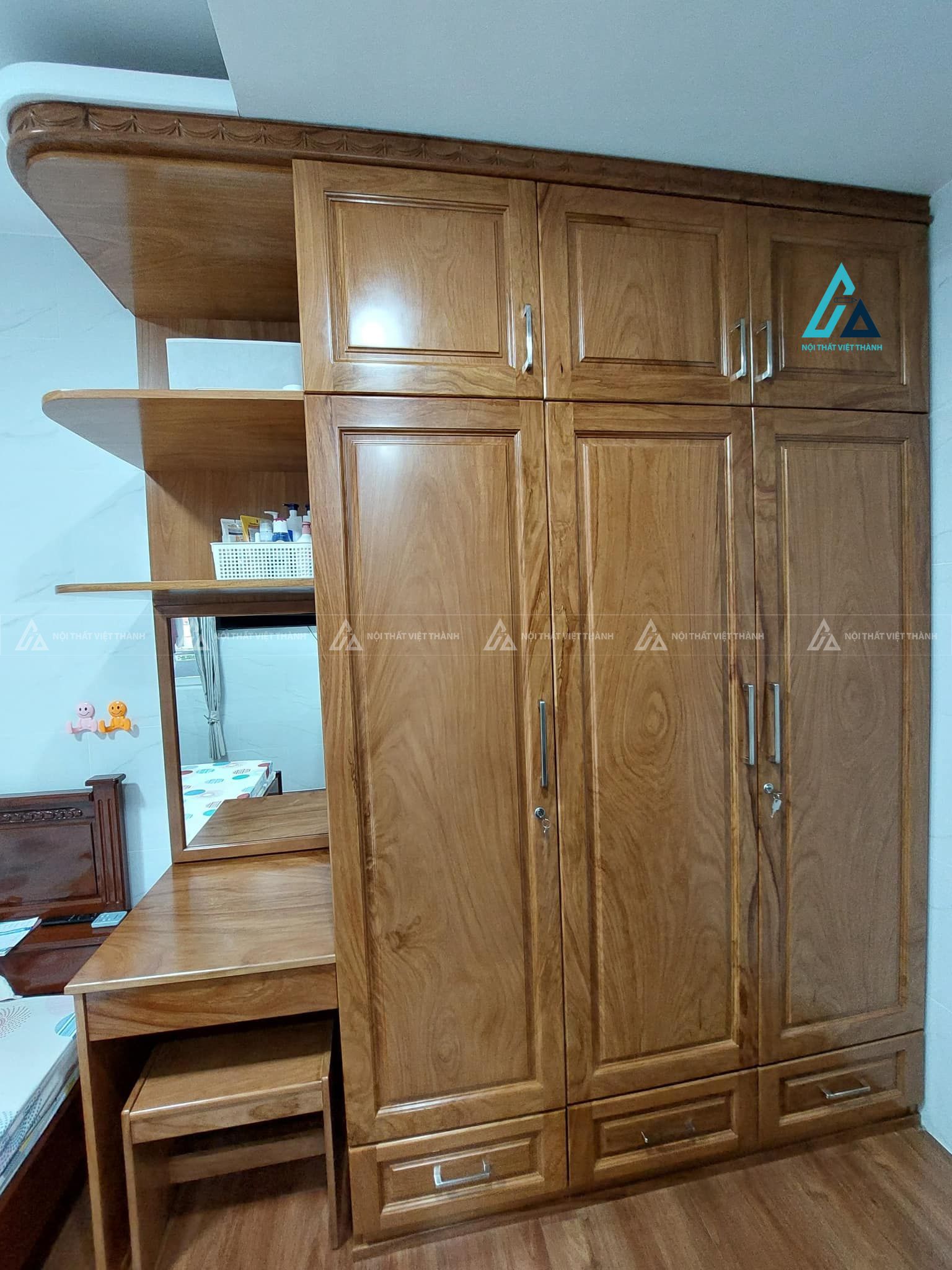 Mẫu thiết kế tủ quần áo gỗ tự nhiên kết hợp bàn trang điểm