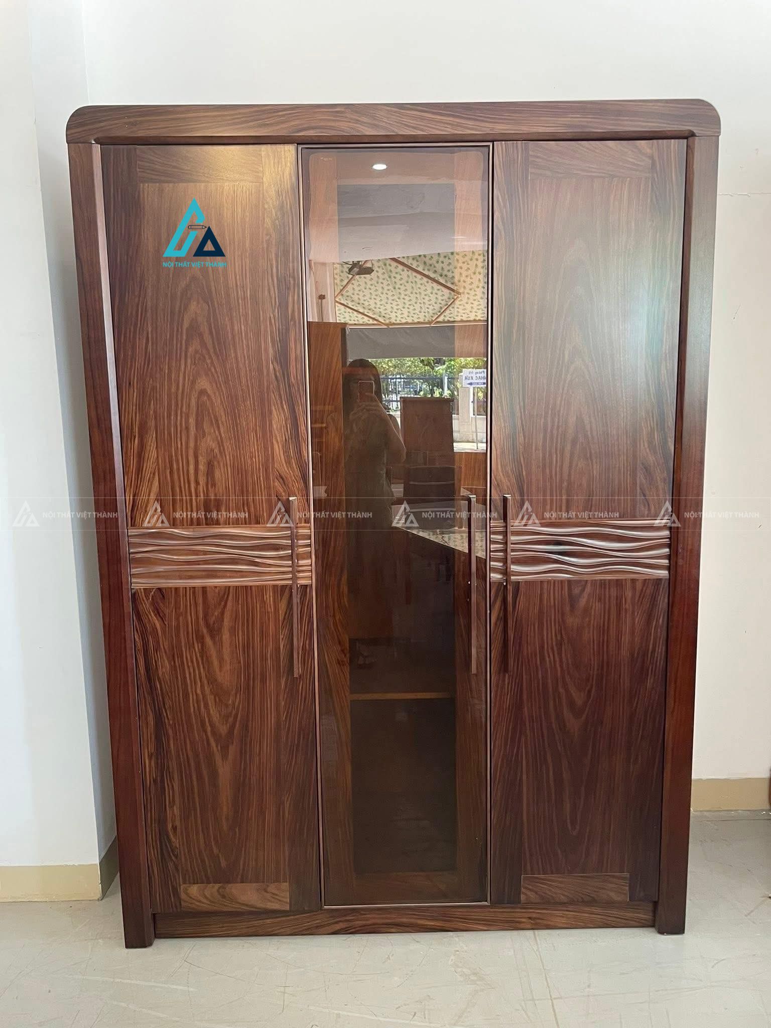 Mẫu thiết kế tủ quần áo gỗ tự nhiên nâu trầm phối cánh kính