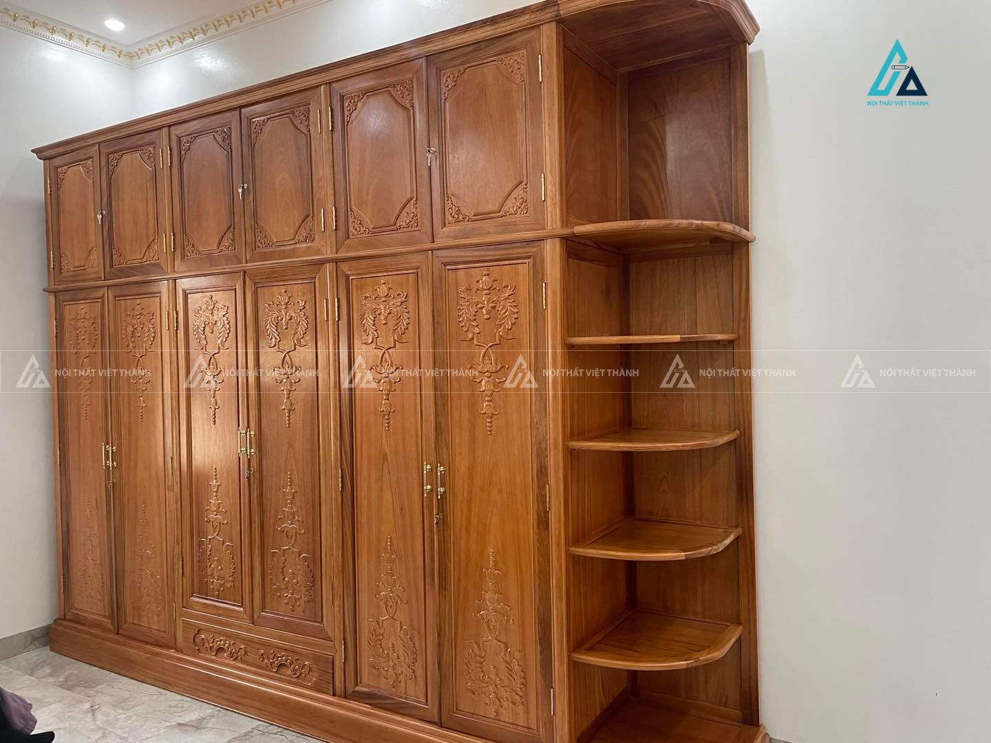 Mẫu thiết kế tủ quần áo gỗ tự nhiên có kệ trang trí