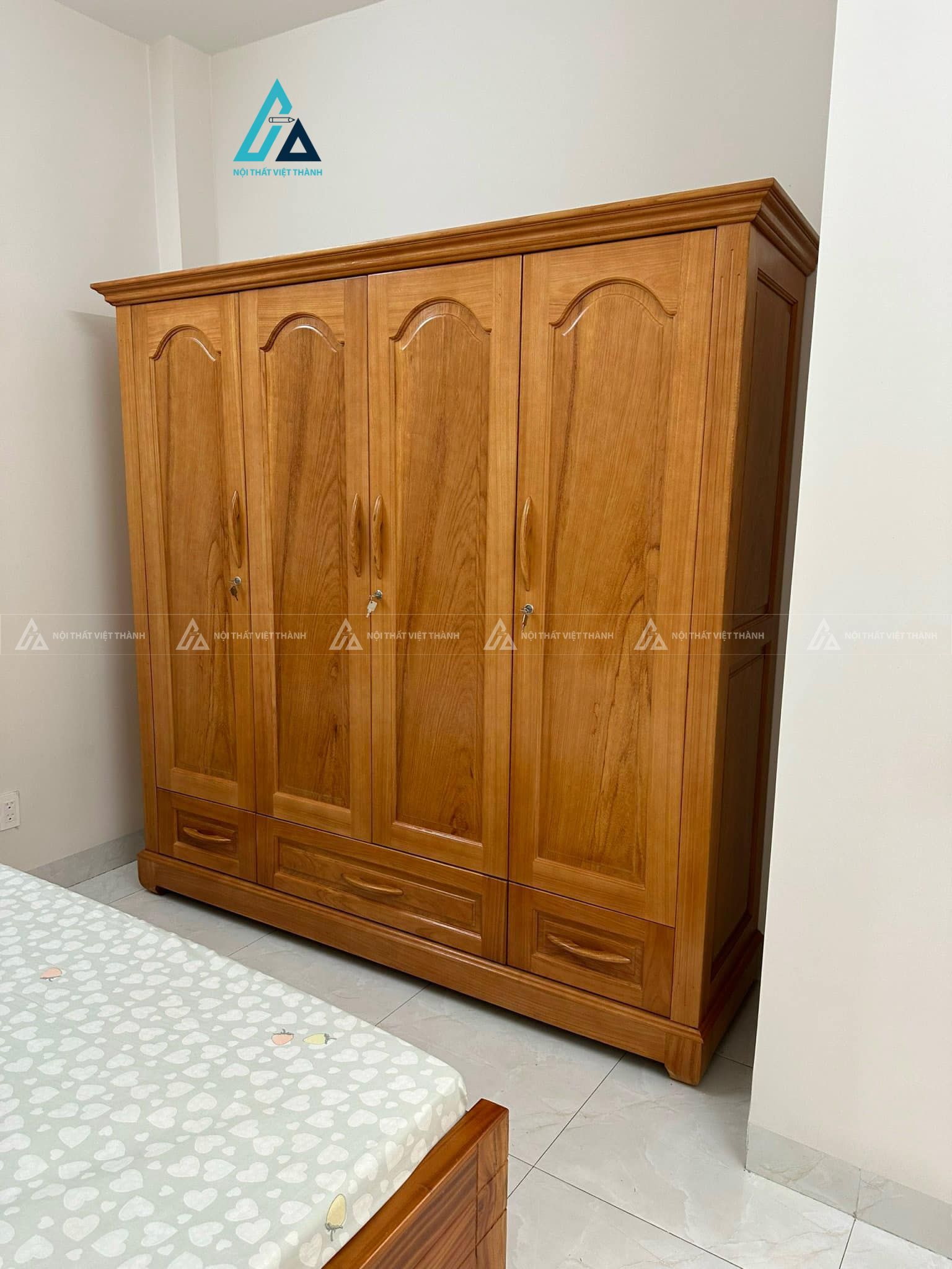 Mẫu thiết kế tủ quần áo gỗ tự nhiên vàng 4 cánh