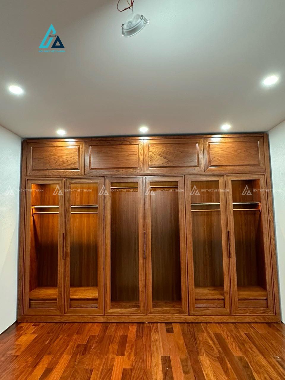 Mẫu thiết kế tủ quần áo gỗ tự nhiên cánh kính