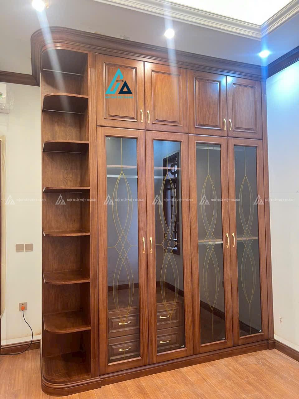 Mẫu thiết kế tủ quần áo gỗ tự nhiên cửa cánh kính kịch trần