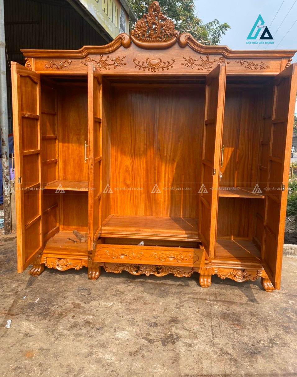Mẫu thiết kế tủ quần áo gỗ tự nhiên nâu vàng hoa văn tinh xảo