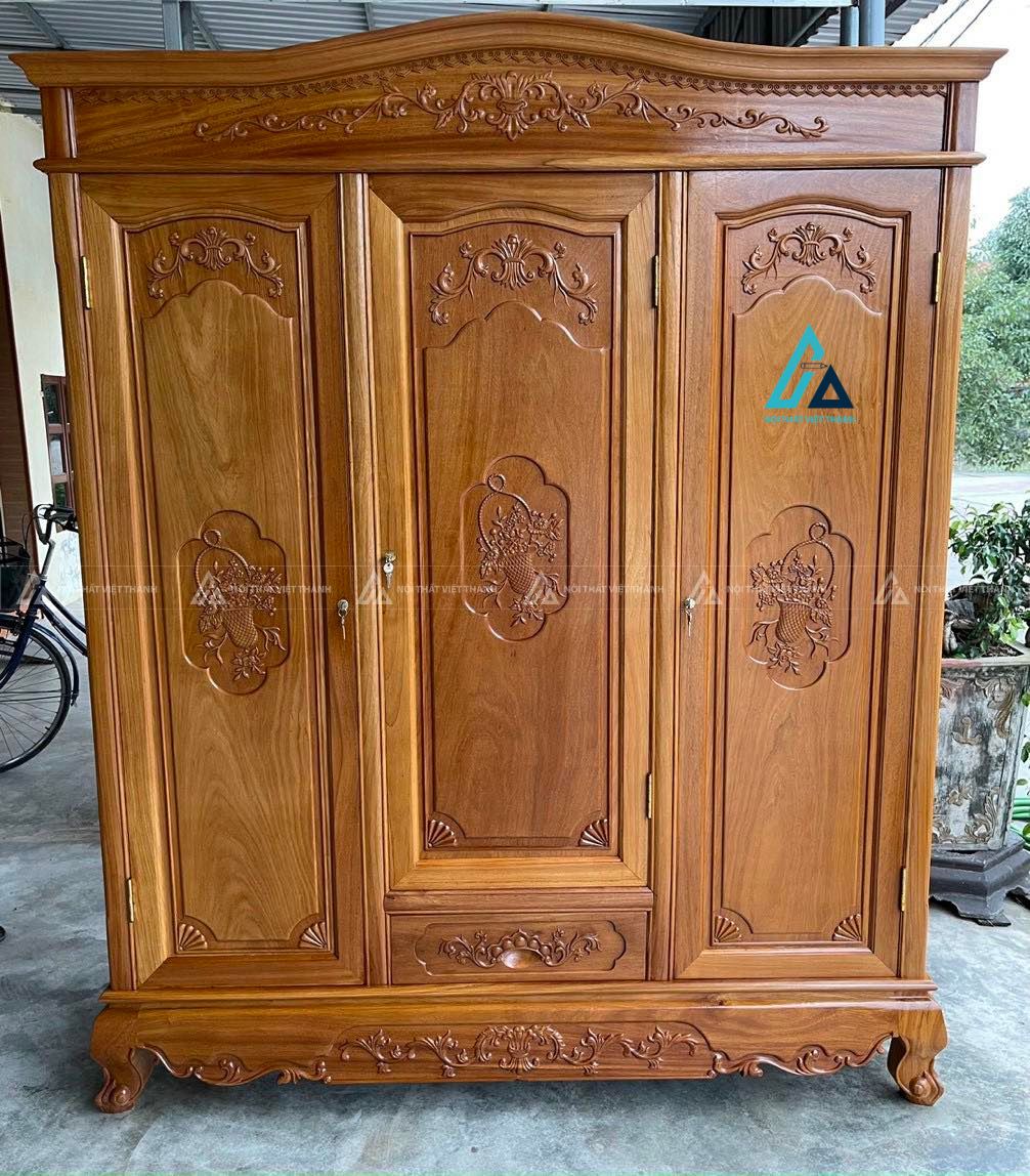 Mẫu thiết kế tủ quần áo gỗ tự nhiên 3 cánh có hoa văn