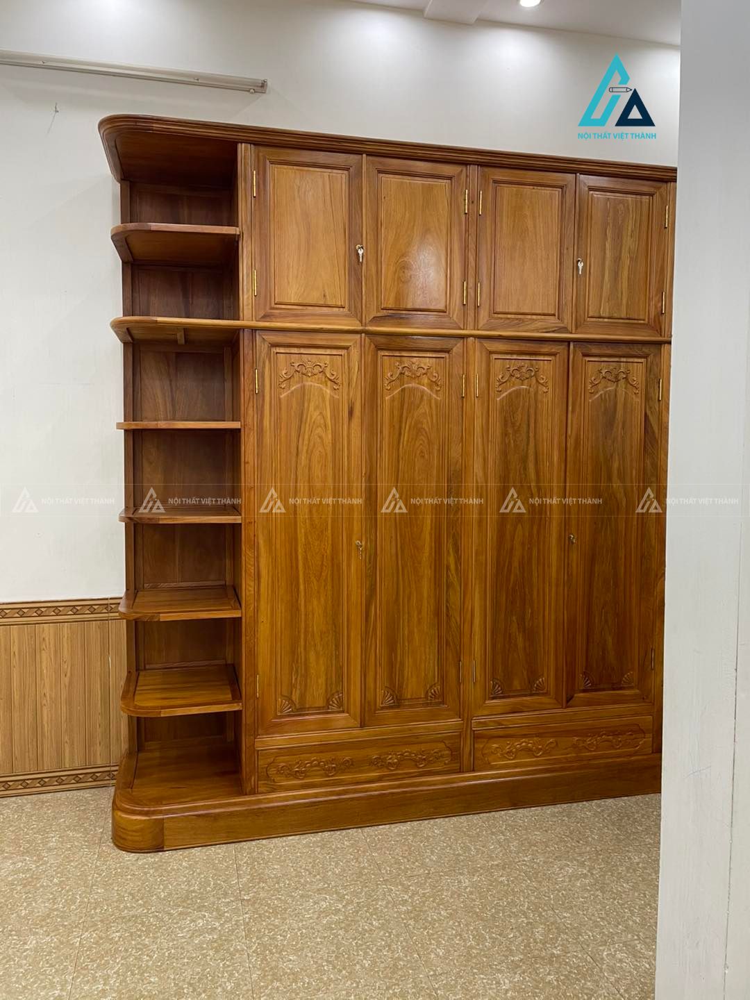 Mẫu thiết kế tủ quần áo gỗ tự nhiên có kệ trang trí