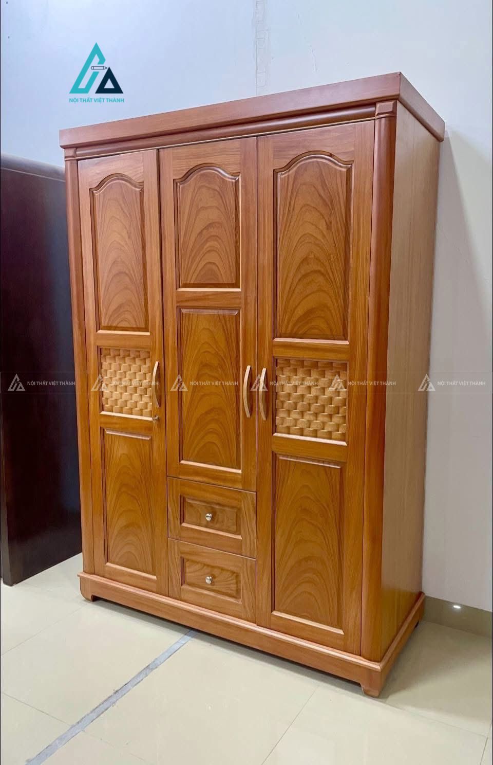 Mẫu thiết kế tủ quần áo gỗ tự nhiên nâu đỏ nhiều ngăn