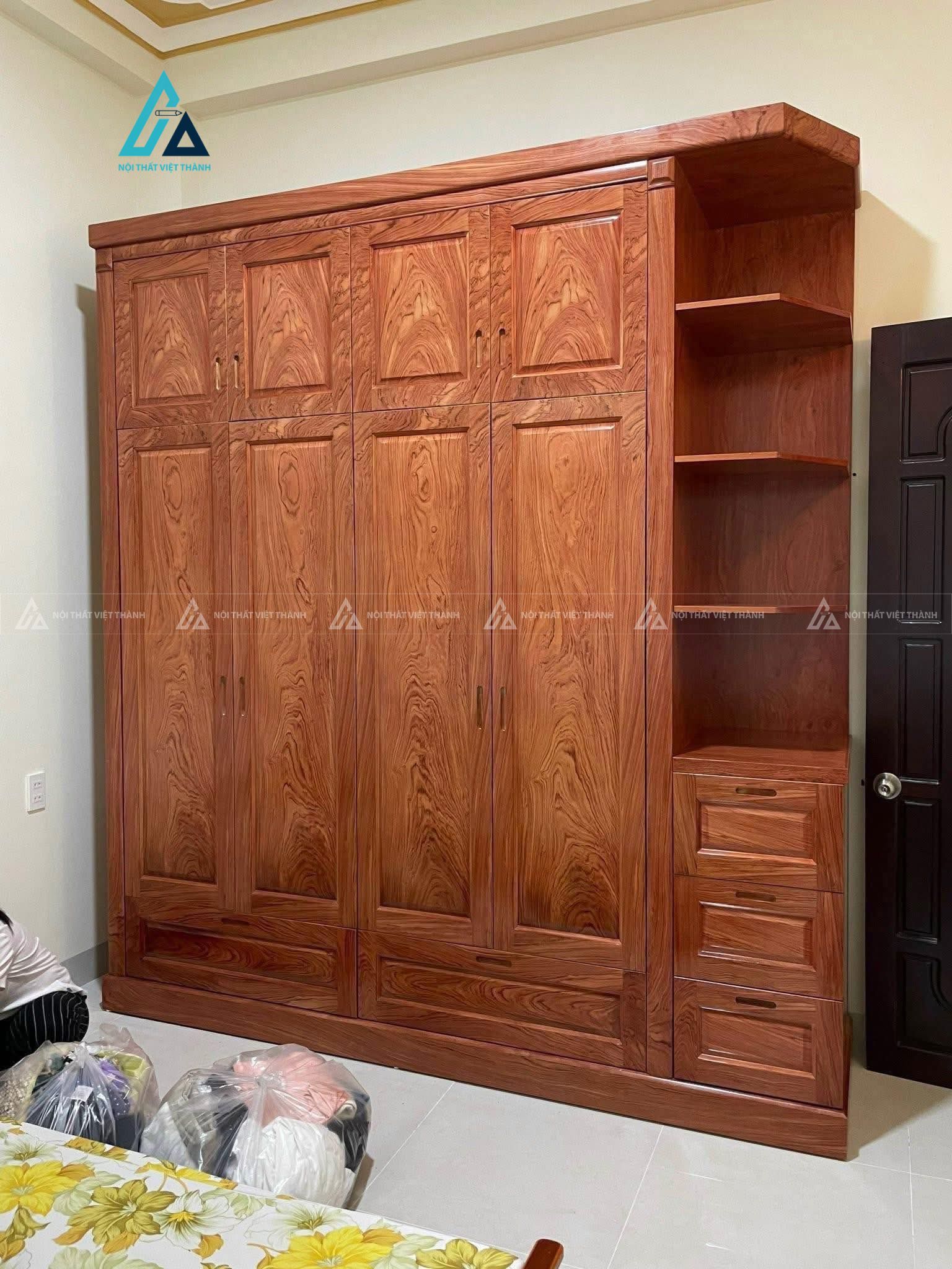 Mẫu thiết kế tủ quần áo gỗ tự nhiên nâu đỏ có kệ trang trí