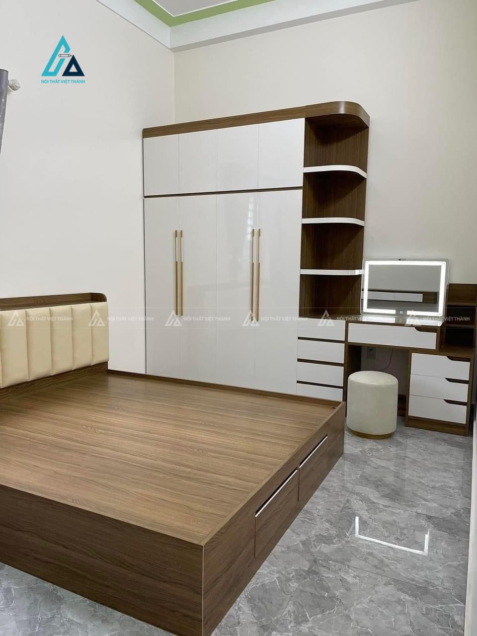 Mẫu thiết kế tủ quần áo trắng nâu kết hợp kệ trang trí