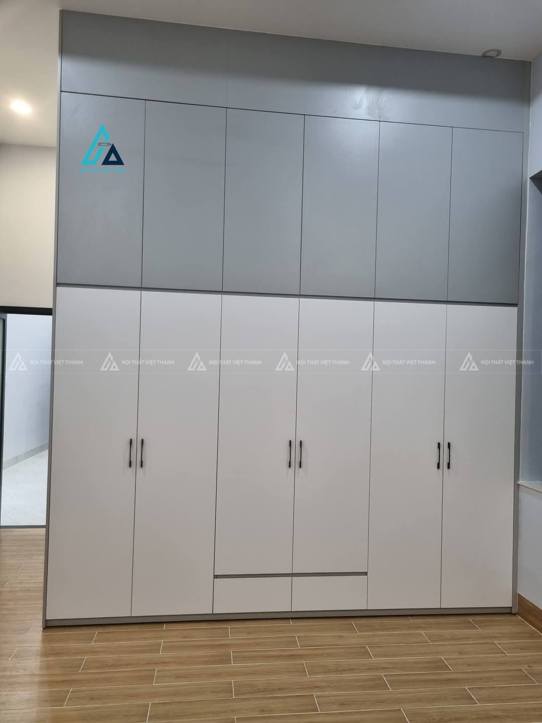 Mẫu thiết kế tủ quần áo xám trắng kịch trần