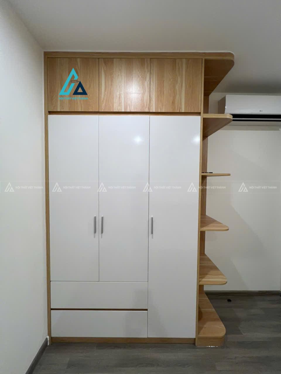 Mẫu thiết kế tủ quần áo trắng nâu kèm kịch trần