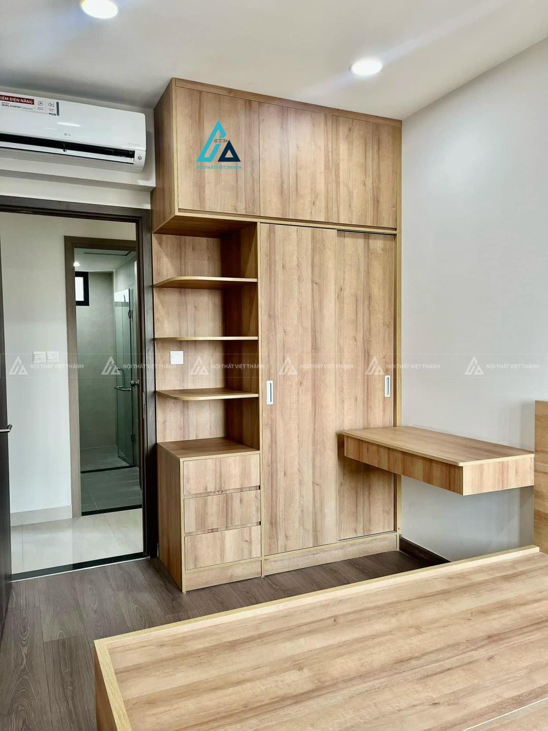 Mẫu thiết kế tủ quần áo vân gỗ vàng kịch trần kèm bàn trang điểm