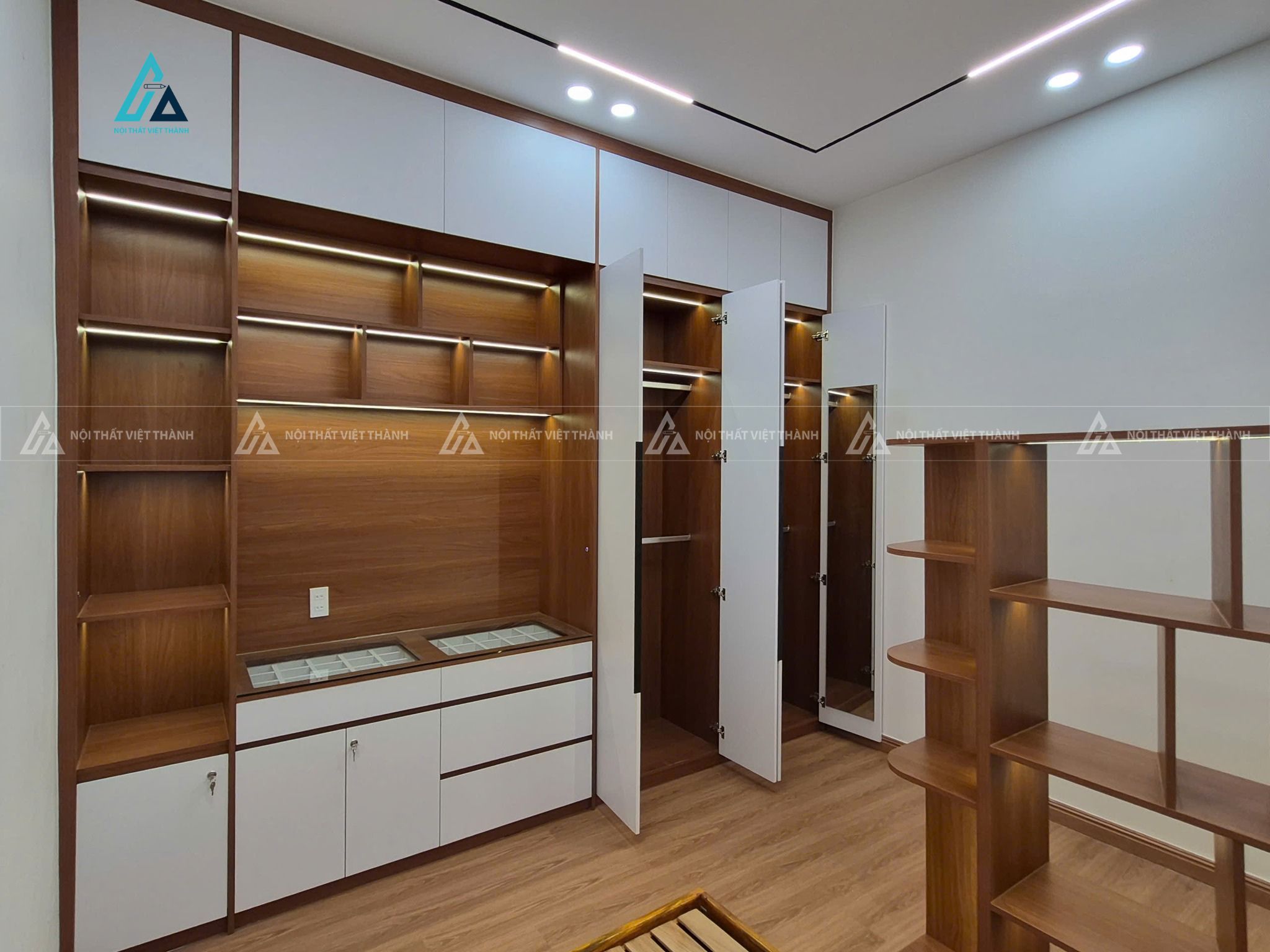 Mẫu thiết kế tủ quần áo gỗ trắng nâu kèm kệ trang trí