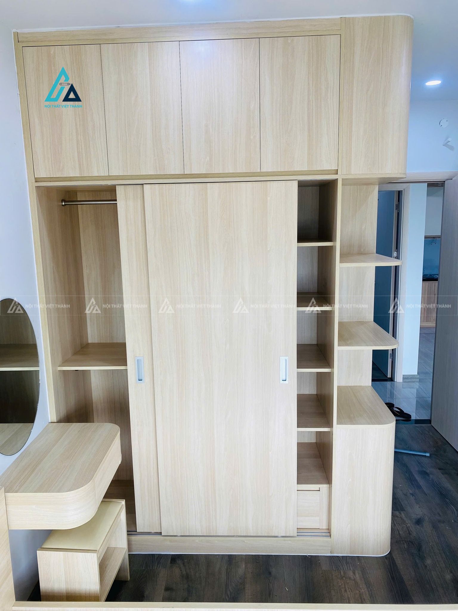 Mẫu thiết kế tủ quần áo be kem cửa lùa kịch trần