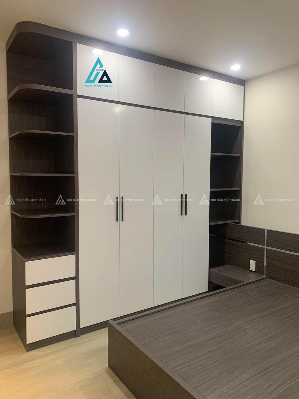 Mẫu thiết kế tủ quần áo trắng nâu kèm tab đầu giường