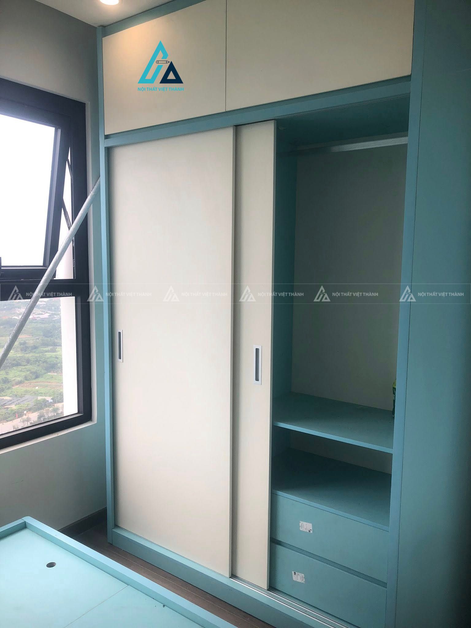 Mẫu thiết kế tủ quần áo trẻ em xanh trắng cửa lùa