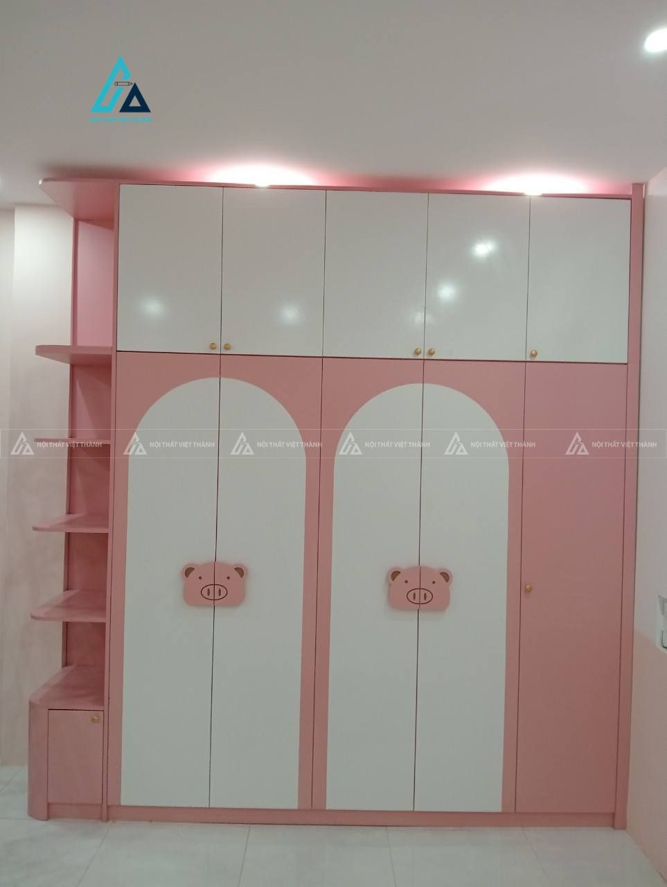 Mẫu thiết kế tủ quần áo trẻ em trắng hồng kèm kệ trang trí