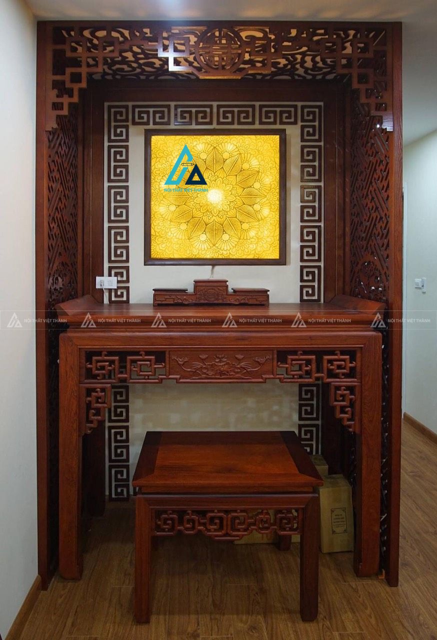 Mẫu thiết kế vách ngăn phòng thờ gỗ nâu đỏ CNC