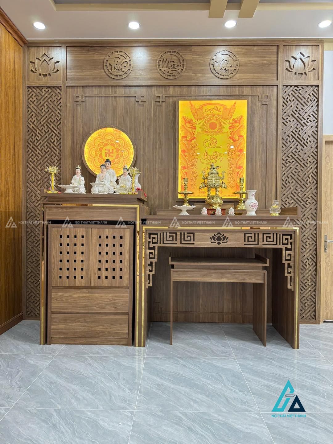 Mẫu thiết kế vách ngăn phòng thờ gỗ nâu vàng phối hoa sen