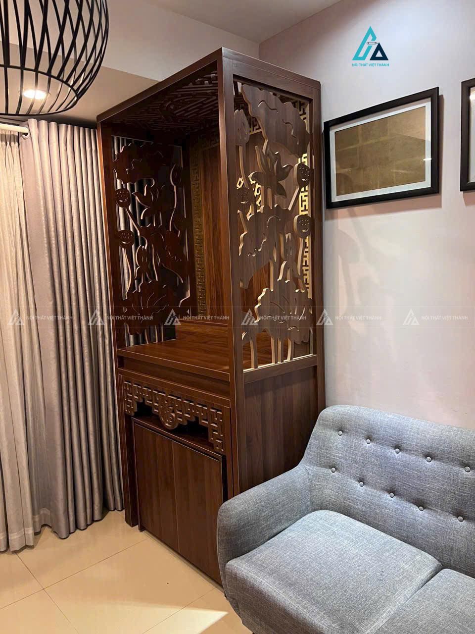 Mẫu thiết kế vách ngăn phòng thờ gỗ hoa sen gọn gàng