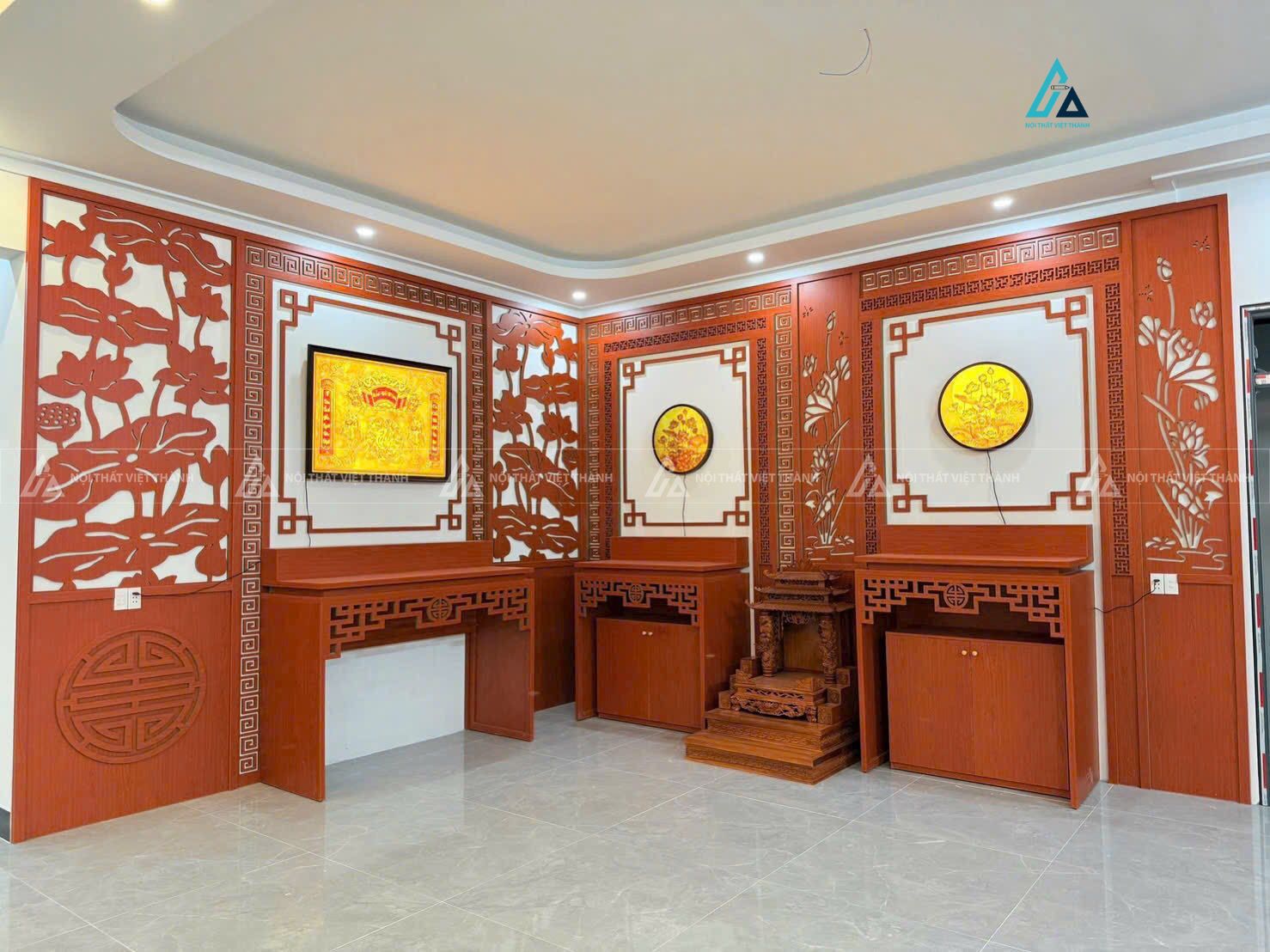 Mẫu thiết kế vách ngăn phòng thờ full nâu đỏ hoa sen