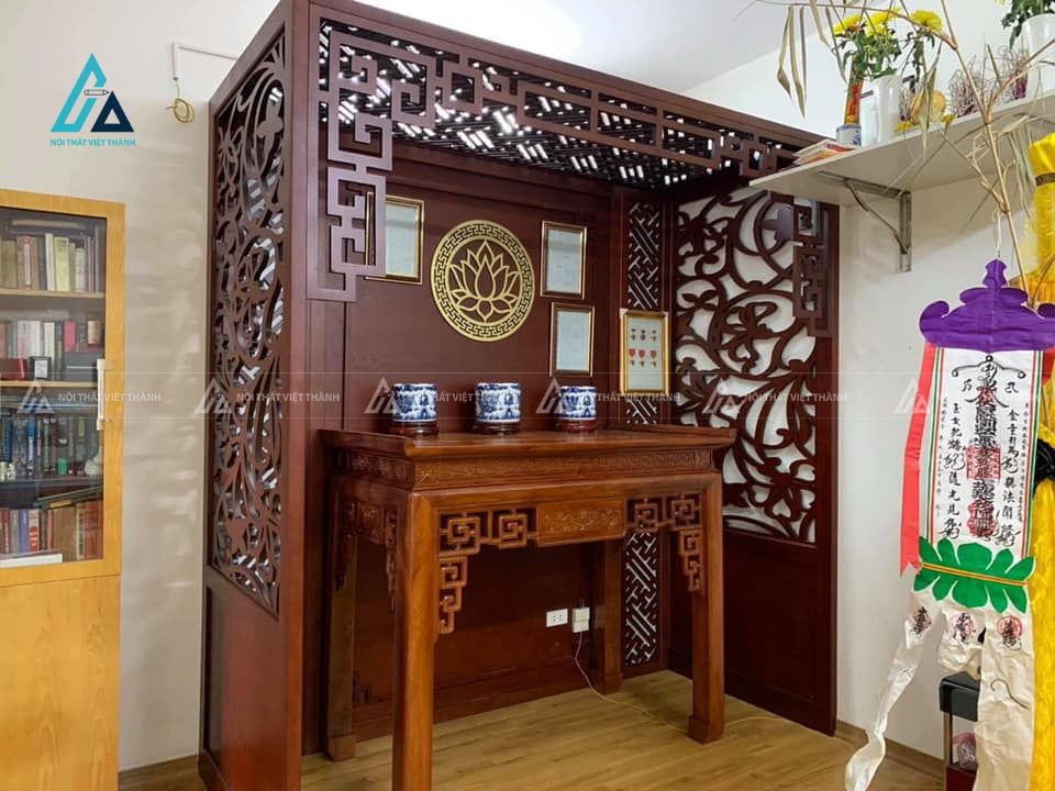 Mẫu thiết kế vách ngăn phòng thờ gỗ nâu đỏ hoa văn