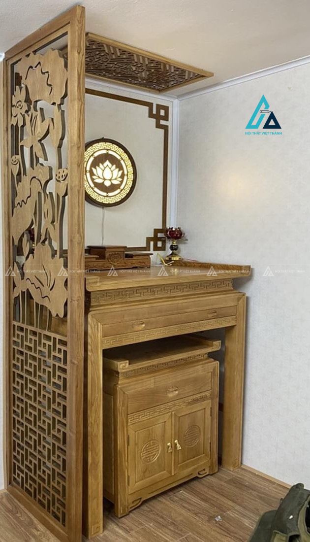 Mẫu thiết kế vách ngăn phòng thờ gỗ vàng hoạ tiết hoa
