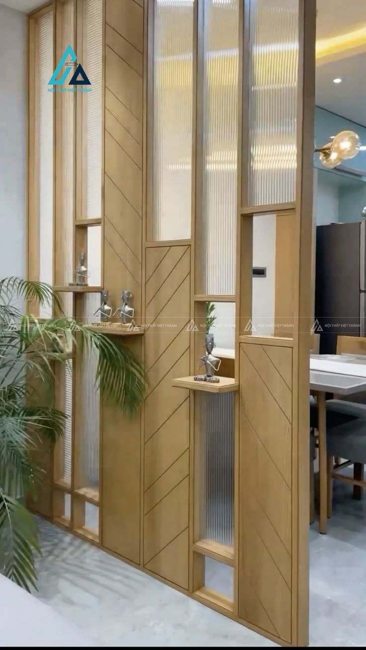 Mẫu thiết kế vách trang trí gỗ công nghiệp vàng phối kính mờ