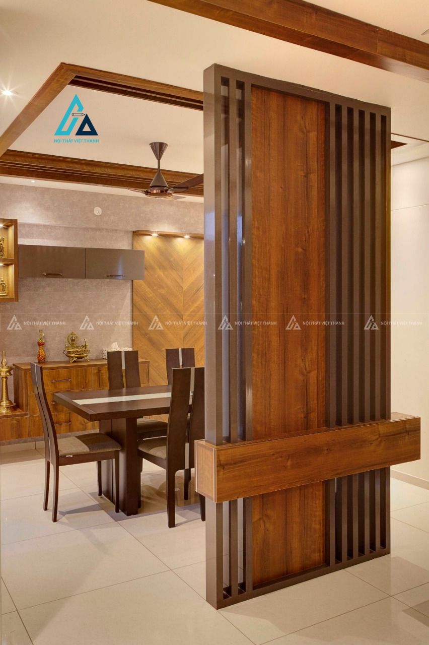 Mẫu thiết kế vách trang trí gỗ nâu sọc dọc kịch trần