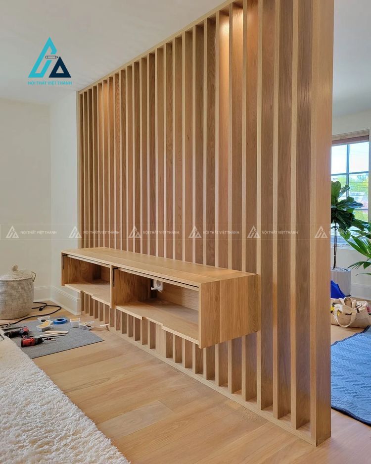 Mẫu thiết kế vách trang trí gỗ công nghiệp nâu vàng kịch trần