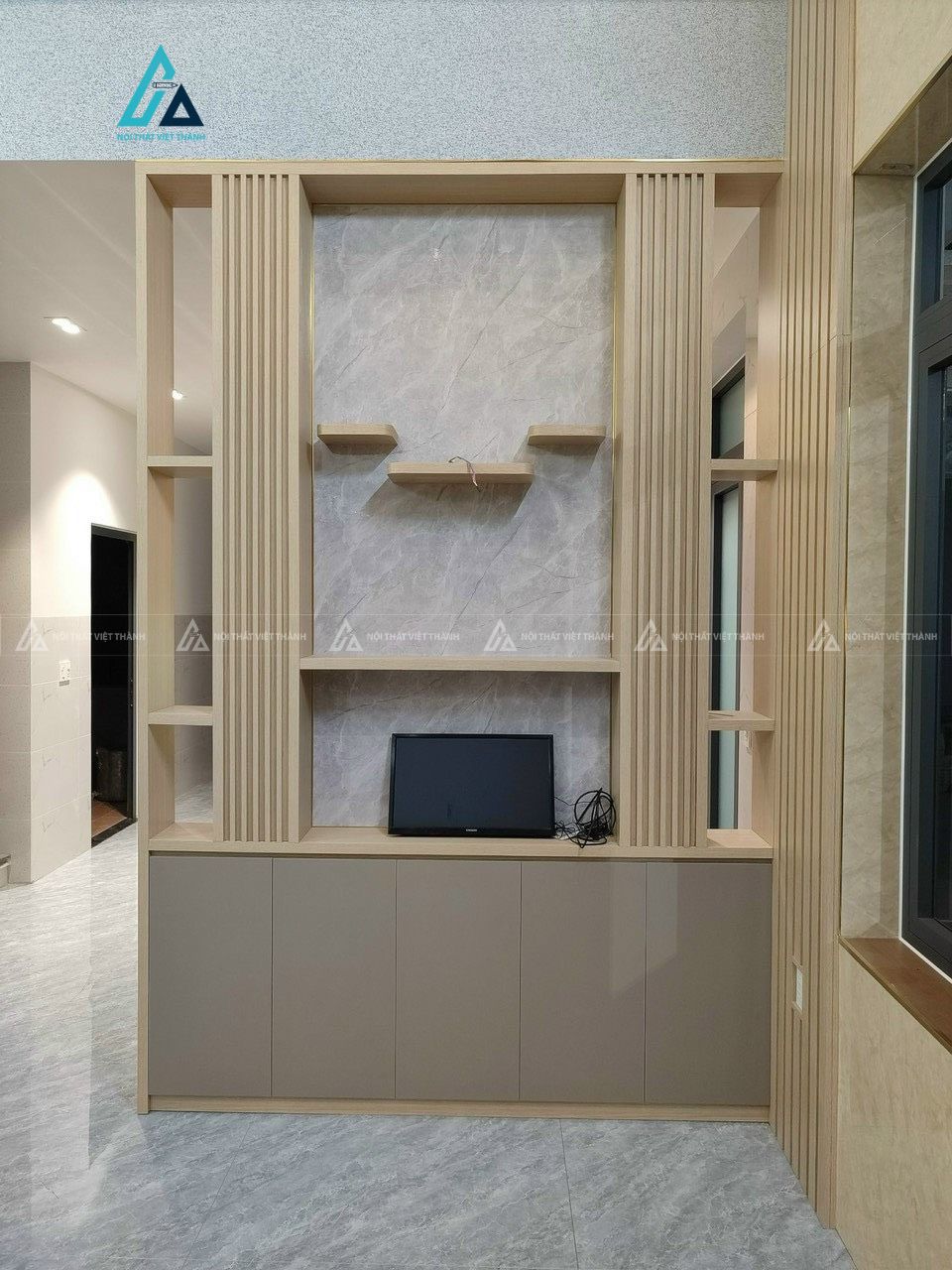 Mẫu thiết kế vách trang trí gỗ công nghiệp xám be nhiều ngăn lưu trữ